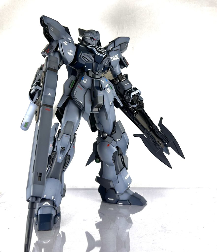 メインカラーはトーンを落とし、ほんのり青みを含んだグレーを調色し、各所にさらに暗めのグレーを2種塗装し単調にならないよう心がけました(gandam-hand1)