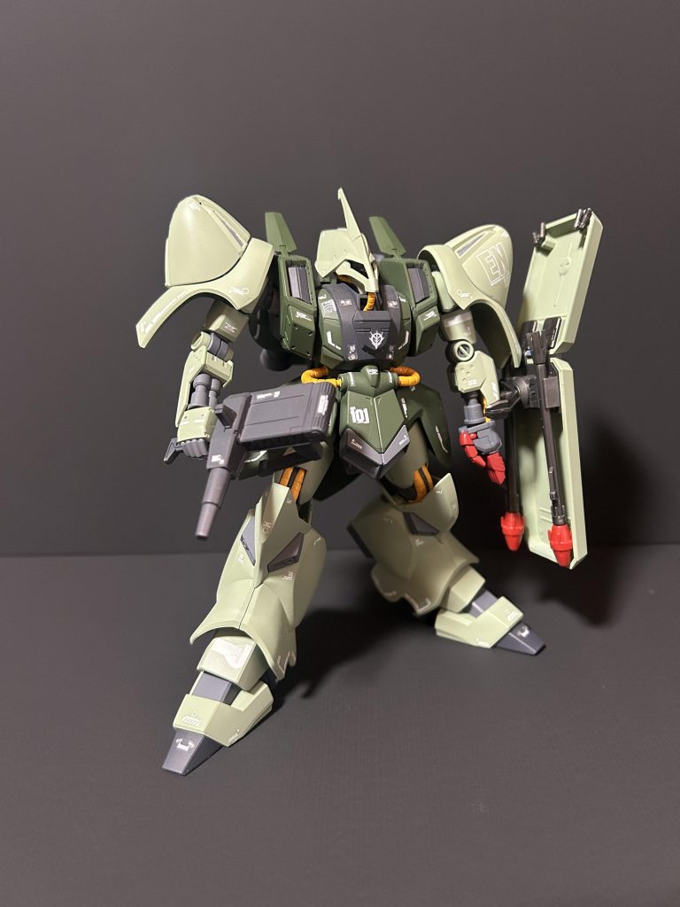 正面右側第2次ネオジオン抗争時に使用された機体という妄想設定で、ギラドーガ盾を保持させています。