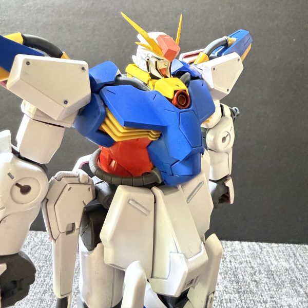 閃光のハサウェイがワンクールアニメだったら③です！ハサウェイがクスィーGに乗り換える前の前期主役機をイメージしました！胸部にメガ粒子砲を搭載しました！このメガ粒子砲はジェネレータ直結です！また、サイコミュシステムも標準装備しております！これで晴れて第4世代MSの仲間入りです！笑この部位にメガ粒子砲を搭載したガンダムっていますか？腹部ならストフリとかイメージありますけど！コックピットあちあちやね笑あと腹部に僕の好きな動力パイプを這わせています！サイド腰部アーマーにはビームキャノンを左右それぞれ1門ずつ装備しました！あれ？宇宙空間のみならクスィーGよりも強いのでは？どうするハサウェイ？（1枚目）