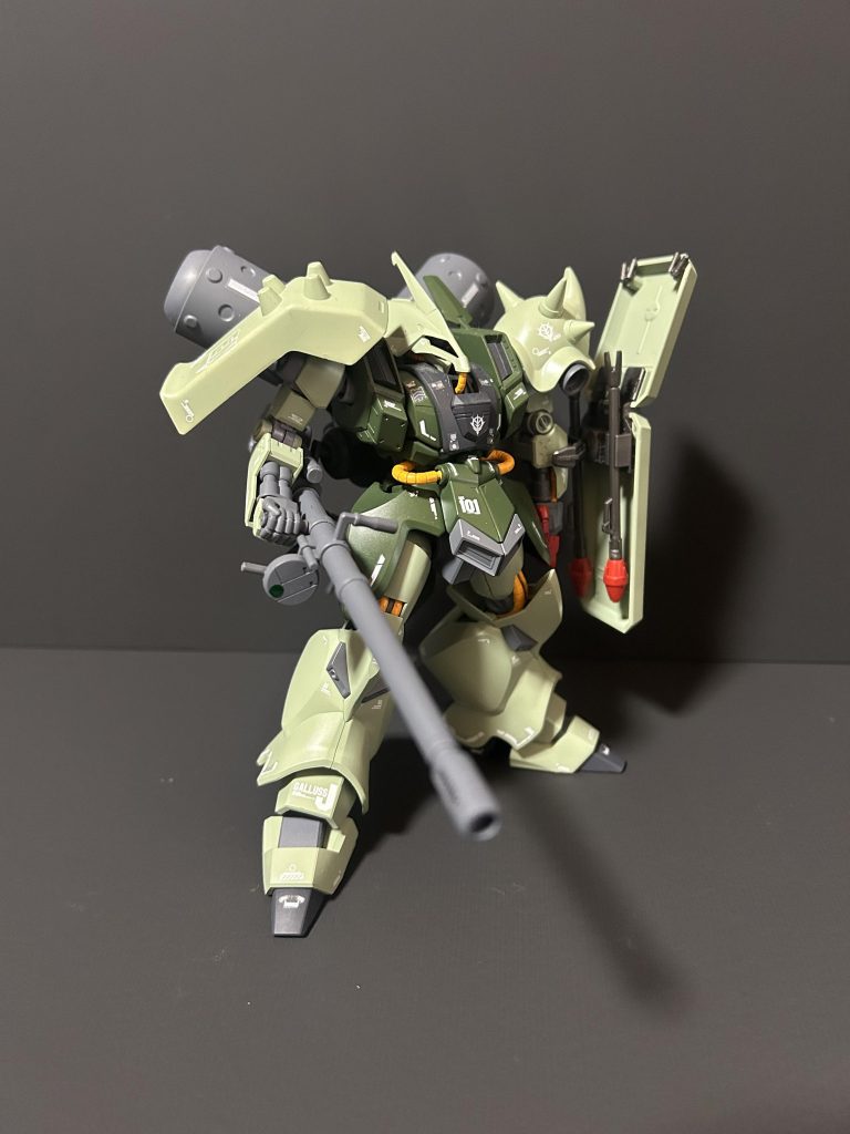 正面右側ランゲーブルーノ砲はギラズールに装備されていた改の方です。ギラドーガ重武装仕様の 本家ランゲーブルーノ砲がゴツくてカッコ良さそうですが、未だ入手できていないので。。。