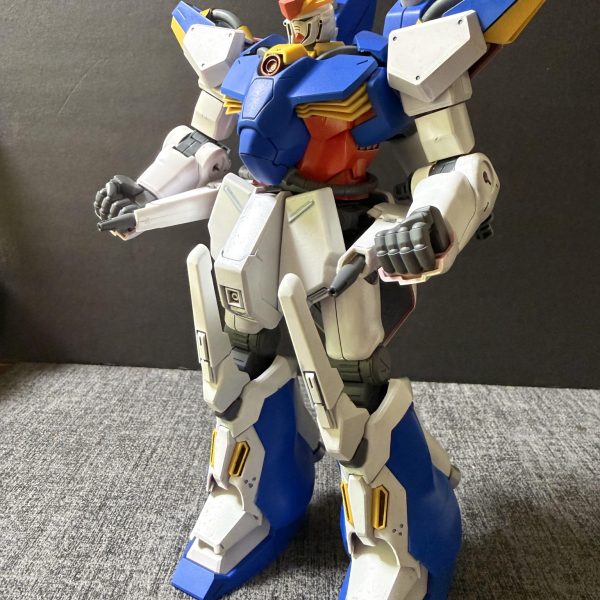 閃光のハサウェイがワンクールアニメだったら③です！ハサウェイがクスィーGに乗り換える前の前期主役機をイメージしました！胸部にメガ粒子砲を搭載しました！このメガ粒子砲はジェネレータ直結です！また、サイコミュシステムも標準装備しております！これで晴れて第4世代MSの仲間入りです！笑この部位にメガ粒子砲を搭載したガンダムっていますか？腹部ならストフリとかイメージありますけど！コックピットあちあちやね笑あと腹部に僕の好きな動力パイプを這わせています！サイド腰部アーマーにはビームキャノンを左右それぞれ1門ずつ装備しました！あれ？宇宙空間のみならクスィーGよりも強いのでは？どうするハサウェイ？（3枚目）