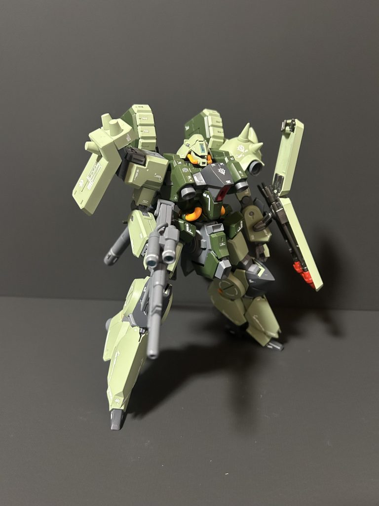 正面右側第２次ネオジオン抗争時に使用された機体という妄想設定で、ギラドーガ盾を保持させつつ、左肩はギラドーガのスパイクアーマーに変更しています。