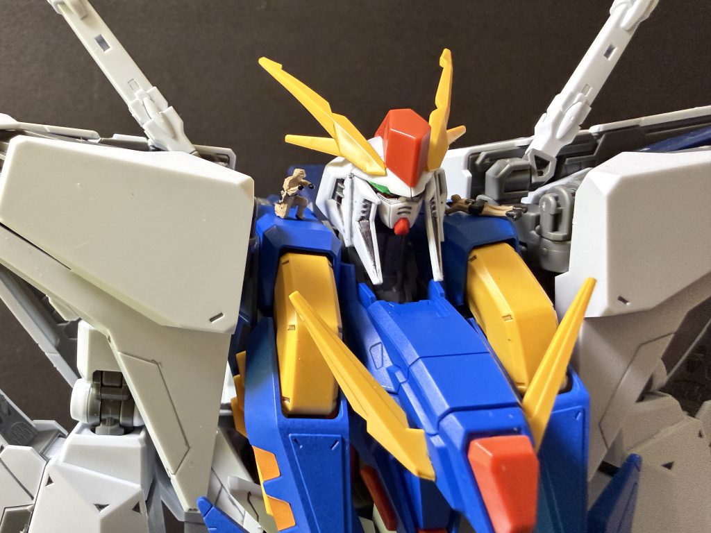 頭部はガンダムフェイスに換装しています！　制作当時はνガンダムのフェイスを移植するのが主流でしたのでスリット3本が正解なのか？と不安になってましたがこれはこれで良かったと思っています！公式のガンダムフェイスは大きすぎますよね？アレ中に入れますかね、、