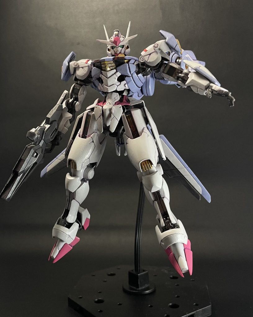 塗装はイマイチだとしても、全身にヤスリを当ててエッジ出ししたり、肩にボリューム足したりして、工作は頑張りました。