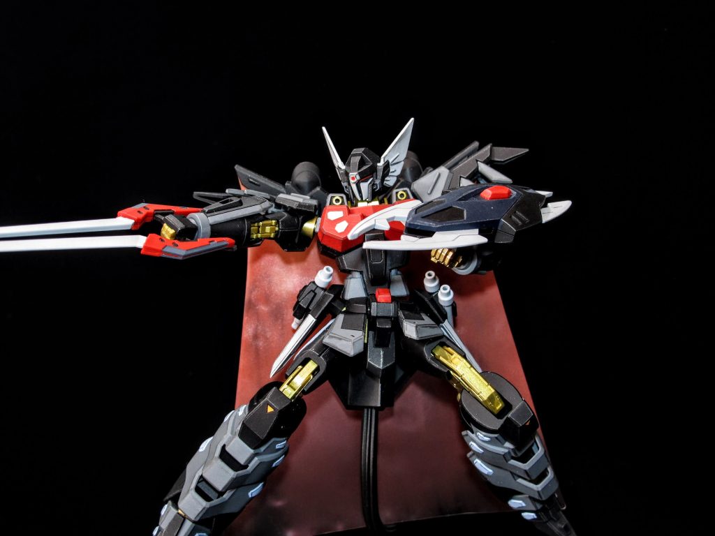 ブラックの機体は成型色＋つや消しトップコートで、かなり引き締まった印象になりますよ。