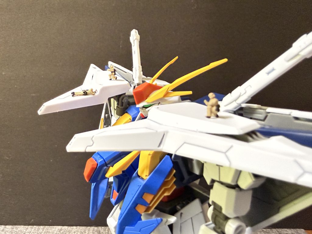 武装②◯ミノフスキーフライト劇場版の設定。ミノフスキー粒子が固まることで形成される、Iフィールドにより浮遊する装置。劇場版の公式サイトの解説によれば、本機は「ミノフスキー・フライト・ユニット」を内蔵している。ペーネロペーでは発動時に各所の黄色いフィンが発光していたが、本機はスラスター等の一部分しか発光していないため、Ξガンダムを開発した会社(アナハイムグループ内の別工場)はペーネロペーを開発した会社よりも技術力が高いようである。◯ビーム・バリアー/ビーム・バリアΞ ガンダムは機体の各部にバリアーが搭載されている。一応他にも防御兵装としてはサンド・バレルがあり、ミサイル防御のために展開されるが、50パーセントほどの防御効果しか見込めないため、これが本機の最後のバリアーとされる。