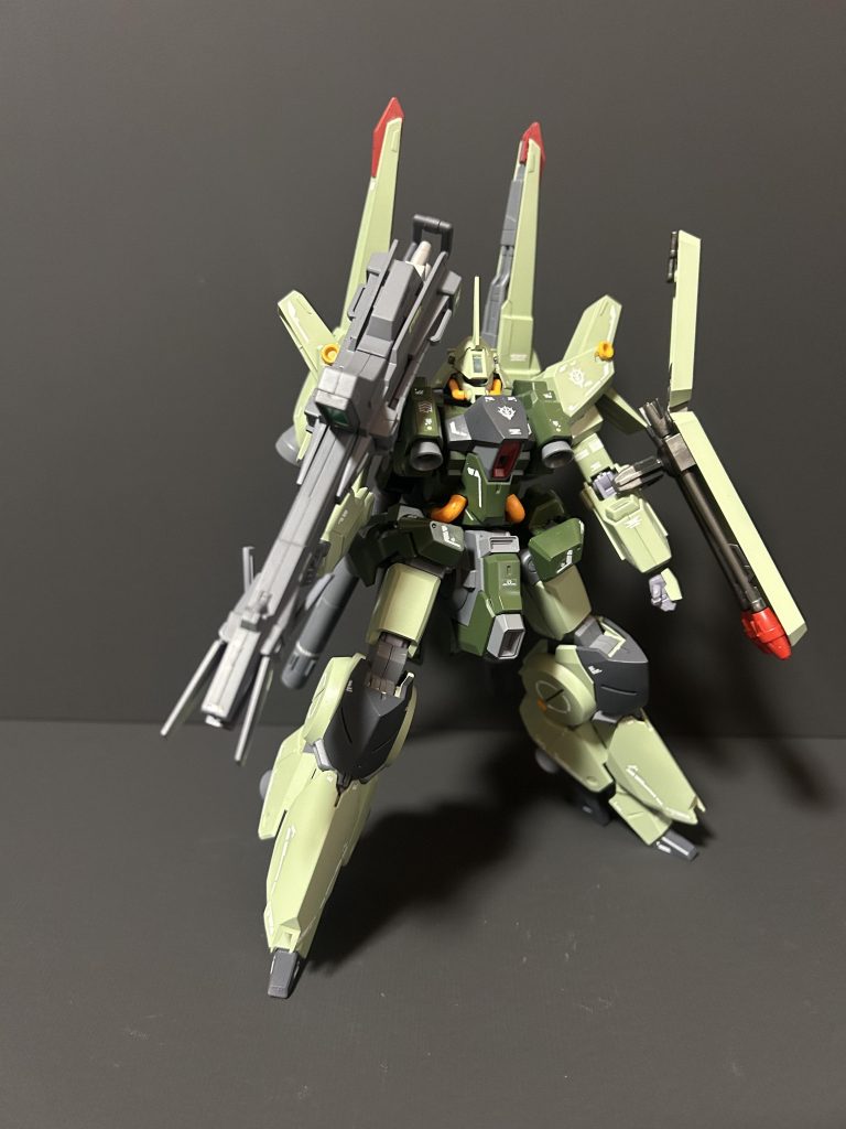 正面右側第2次ネオジオン抗争時に使用された機体という妄想設定で、ギラドーガ盾を保持させています。両腕はドーベンウルフ用に変更しています。