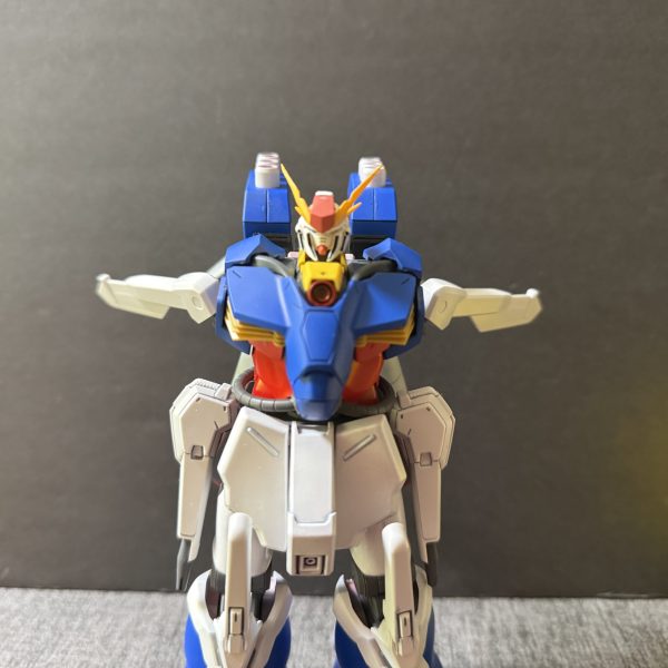 現状は第4世代モビルスーツですが、ここからミノフスキークラフトもどきを搭載していきます！もう、前半主役機設定はどこへやら、、笑羽を付けたらそれっぽい？笑目指せ第5世代！！あと、頭部がまんまクスィーなのでムーンガンダムっぽくしました笑それってただの空飛ぶサザビーなのでは？とか言うなっ！笑大気圏を縦横無尽に飛び舞うサザビー想像してみなさいよっ！怖いでしょっ！笑あと本機の名前はオジマンディアスにしました！ライバル機のオデュッセウスガンダムを意識したネーミングになります！完成まであと少し！よろしくお願いします！（4枚目）