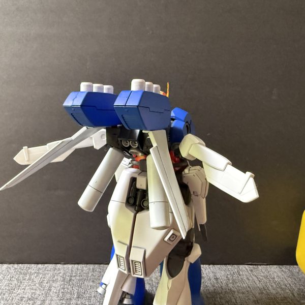 現状は第4世代モビルスーツですが、ここからミノフスキークラフトもどきを搭載していきます！もう、前半主役機設定はどこへやら、、笑羽を付けたらそれっぽい？笑目指せ第5世代！！あと、頭部がまんまクスィーなのでムーンガンダムっぽくしました笑それってただの空飛ぶサザビーなのでは？とか言うなっ！笑大気圏を縦横無尽に飛び舞うサザビー想像してみなさいよっ！怖いでしょっ！笑あと本機の名前はオジマンディアスにしました！ライバル機のオデュッセウスガンダムを意識したネーミングになります！完成まであと少し！よろしくお願いします！（2枚目）