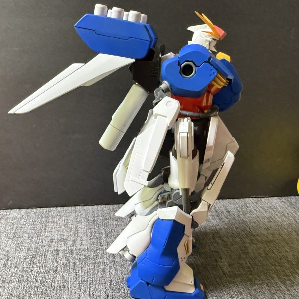 現状は第4世代モビルスーツですが、ここからミノフスキークラフトもどきを搭載していきます！もう、前半主役機設定はどこへやら、、笑羽を付けたらそれっぽい？笑目指せ第5世代！！あと、頭部がまんまクスィーなのでムーンガンダムっぽくしました笑それってただの空飛ぶサザビーなのでは？とか言うなっ！笑大気圏を縦横無尽に飛び舞うサザビー想像してみなさいよっ！怖いでしょっ！笑あと本機の名前はオジマンディアスにしました！ライバル機のオデュッセウスガンダムを意識したネーミングになります！完成まであと少し！よろしくお願いします！（3枚目）