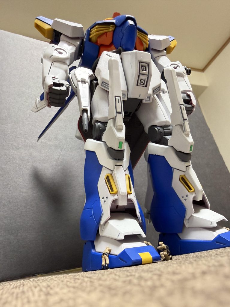 4）メッサーへの影響試験運用の結果、この機体は確かに強かったが、問題点が致命的だった。ミノフスキーフライトの熱暴走サイコミュ負荷が高すぎる整備性が悪く、量産不可能機体がデカすぎて補給が追いつかない反地球連邦軍は結論を出す。「これは少数の切り札にはなるが、軍の主力にはできない」そこで本機の設計思想を整理し、サイコミュやMFを簡略化しつつ、“高火力重MS”として量産適正を得た系列が開発される。これらの経緯をもとにアナハイム・エレクトロニクスが開発したギラ・ドーガを再設計した重量機。それが メッサー である。