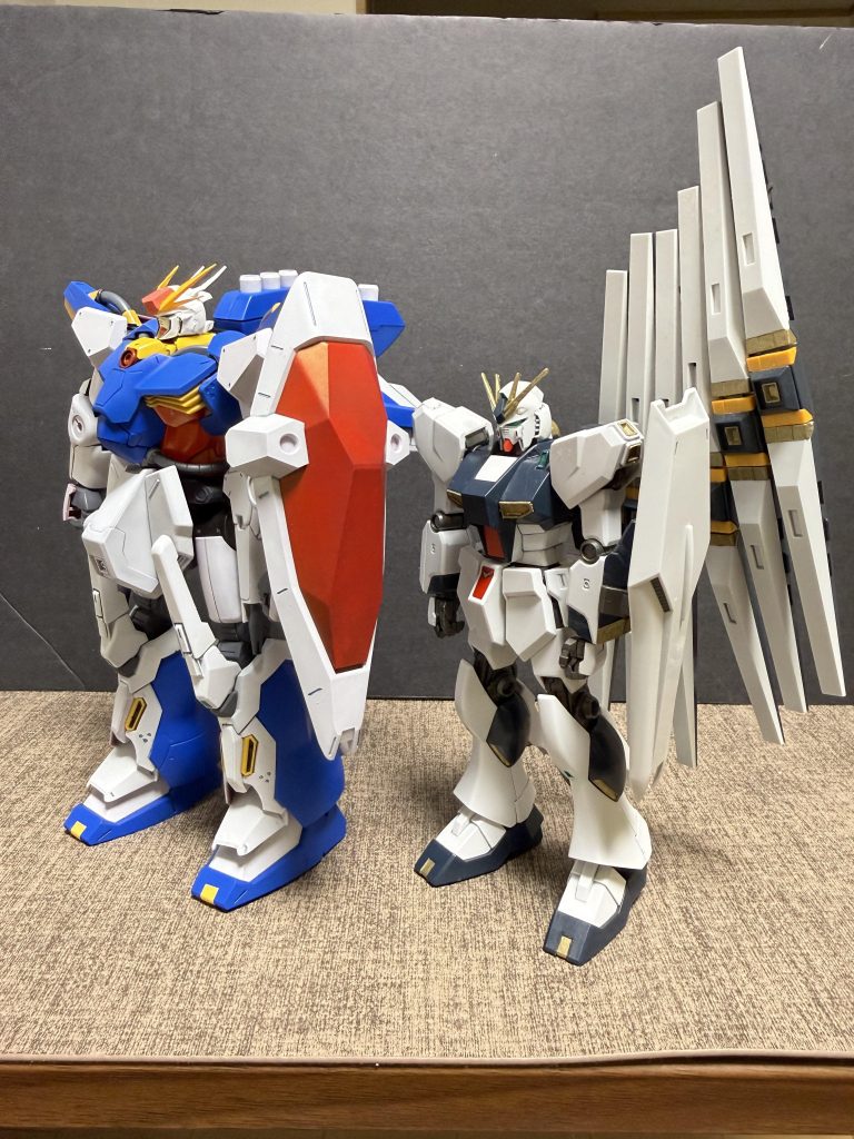 νガンダムと比較νガンダム要素は脚部に申し訳程度に採用しました！