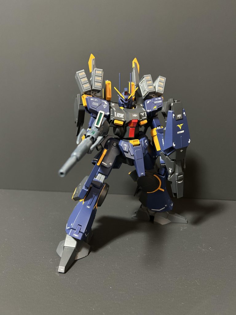 胸にダクトをつけつつ、足首は通常用に変更しています。ビームライフルと肩のミサイルコンテナは　ロボット魂のMk Vから拝借してます。