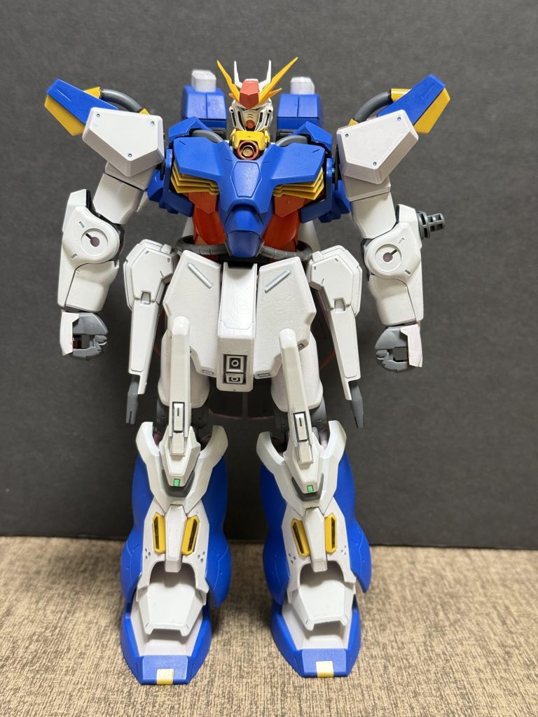 以下機体スペック全高：25.0 m本体重量：31.8 t全備重量：62.5 t装甲材質：ガンダリウム合金γ＋複合材（局所的に耐熱積層材）ジェネレーター出力：5,980 kW推力：&nbsp;メインスラスター：68,000 kg ×2サブスラスター：19,000 kg ×8総推力：288,000 kg推力重量比：4.60センサー有効半径：19,800 m最高加速性能：2.4 G（通常）／ミノフスキーエアロシステム併用時 3.8 G相当運用領域：地上・大気圏内・宇宙（準サイコミュ制御）