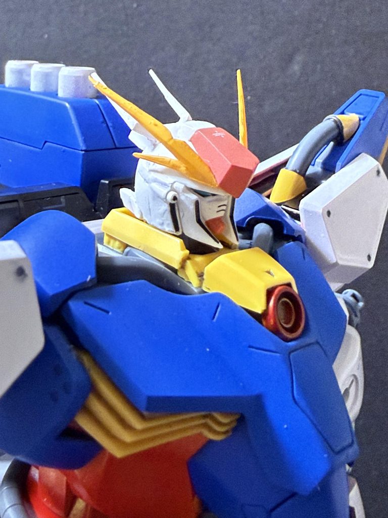 ■開発経緯1）開発背景宇宙世紀0100年代、地球連邦軍は地上制圧を強化し、反連邦勢力は宇宙・地上のどちらでも即応できる戦力を求めた。しかし既存のMSは、地上では航空戦力に追いつけない宇宙では高機動機に置いていかれる大型MAはコストと整備性が破綻という問題を抱えていた。そこで反地球連邦軍は、「MSで空を支配する」という思想に踏み切る。2）技術ルート本機の開発には以下の技術が混入している。アナハイム系の推進・熱制御技術連邦のRX計画データの流出品サイコミュ研究施設から奪取された制御モジュールミノフスキーフライト理論の不完全試作部品第二次ネオ・ジオン戦争期に開発された「サザビー」系統の技術断片　（高出力ジェネレーター運用思想、推進剤搭載配置、フレーム剛性設計、ならびにファンネル運用データ）サザビーに由来するサイコミュ制御アルゴリズムの一部　（ファンネルの同時多軸制御、追尾補正、ミノフスキー粒子散布下での誘導補助など）連邦軍のEx-Sガンダム計画に関連する人工AI「ALICE」系統の解析データ　（戦術予測、操縦補助、自律判断ロジックの一部）RX-0系統で研究された対ニュータイプ殲滅システム「NT-D（NTD）」の断片的理論データ　（サイコフレーム共振制御、敵性サイコミュ検知、反応速度強制増幅プロトコル）これら複数勢力の技術が統合された結果、本機は単なる「連邦系ガンダムの模倣」ではなく、連邦系設計思想とジオン系サイコミュ技術が融合したハイブリッド機として成立した。さらにALICE系統のAI理論が加わったことで、複雑化した機体制御やファンネル運用の負荷を軽減し、準自律戦闘能力を獲得している。加えてNT-D理論の混入により、特定条件下でサイコフレーム出力を強制的に引き上げる「対ニュータイプ戦闘モード」の実装が検討されたが、精神負荷と暴走リスクの増大が重大な課題となった。また、サザビー由来の設計思想が色濃く残ったことで、本機は同世代のMSと比較して異常な高出力化・大推力化を遂げたが、その代償として整備性と操縦負荷は極端に悪化している。3）試験内容本機は当初、純粋なミノフスキーフライト実験機だったが、滞空性能だけでは連邦の航空戦力に対抗できないことが判明。そこで武装強化が繰り返され、胸部メガ粒子砲搭載ファンネルミサイル採用推進ユニット大型装甲強化近接格闘用腕部設計の試験が加えられた。結果として、「試験機なのに実戦で戦える怪物」になった。