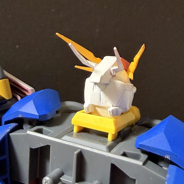 現状は第4世代モビルスーツですが、ここからミノフスキークラフトもどきを搭載していきます！もう、前半主役機設定はどこへやら、、笑羽を付けたらそれっぽい？笑目指せ第5世代！！あと、頭部がまんまクスィーなのでムーンガンダムっぽくしました笑それってただの空飛ぶサザビーなのでは？とか言うなっ！笑大気圏を縦横無尽に飛び舞うサザビー想像してみなさいよっ！怖いでしょっ！笑あと本機の名前はオジマンディアスにしました！ライバル機のオデュッセウスガンダムを意識したネーミングになります！完成まであと少し！よろしくお願いします！（5枚目）