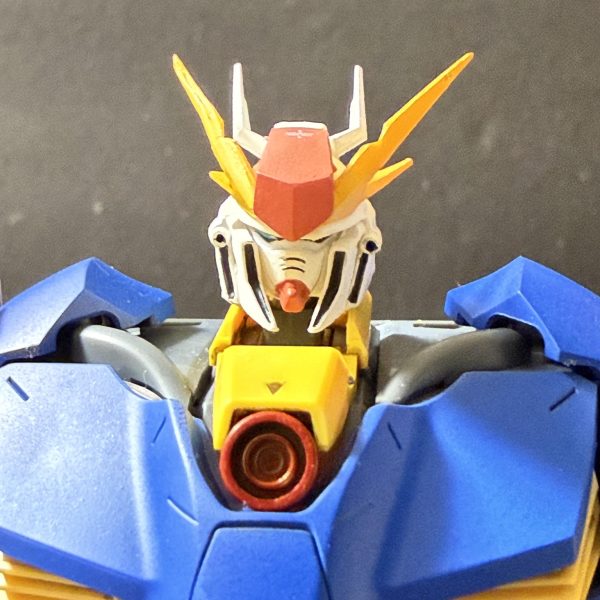 現状は第4世代モビルスーツですが、ここからミノフスキークラフトもどきを搭載していきます！もう、前半主役機設定はどこへやら、、笑羽を付けたらそれっぽい？笑目指せ第5世代！！あと、頭部がまんまクスィーなのでムーンガンダムっぽくしました笑それってただの空飛ぶサザビーなのでは？とか言うなっ！笑大気圏を縦横無尽に飛び舞うサザビー想像してみなさいよっ！怖いでしょっ！笑あと本機の名前はオジマンディアスにしました！ライバル機のオデュッセウスガンダムを意識したネーミングになります！完成まであと少し！よろしくお願いします！（6枚目）