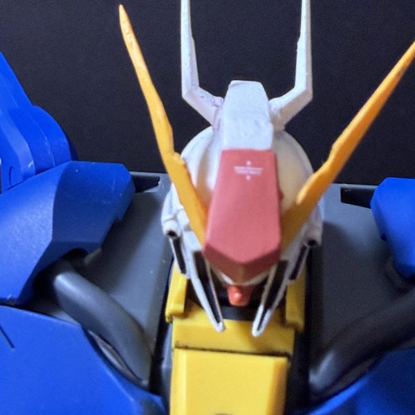 現状は第4世代モビルスーツですが、ここからミノフスキークラフトもどきを搭載していきます！もう、前半主役機設定はどこへやら、、笑羽を付けたらそれっぽい？笑目指せ第5世代！！あと、頭部がまんまクスィーなのでムーンガンダムっぽくしました笑それってただの空飛ぶサザビーなのでは？とか言うなっ！笑大気圏を縦横無尽に飛び舞うサザビー想像してみなさいよっ！怖いでしょっ！笑あと本機の名前はオジマンディアスにしました！ライバル機のオデュッセウスガンダムを意識したネーミングになります！完成まであと少し！よろしくお願いします！（7枚目）