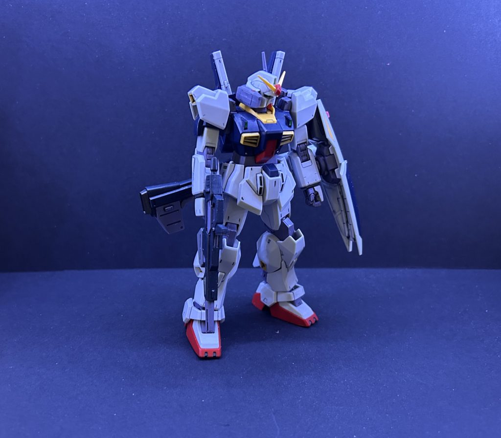 武器は合わせ目できますが、本体は頭部以外に目立つ合わせ目はなかったと思います。