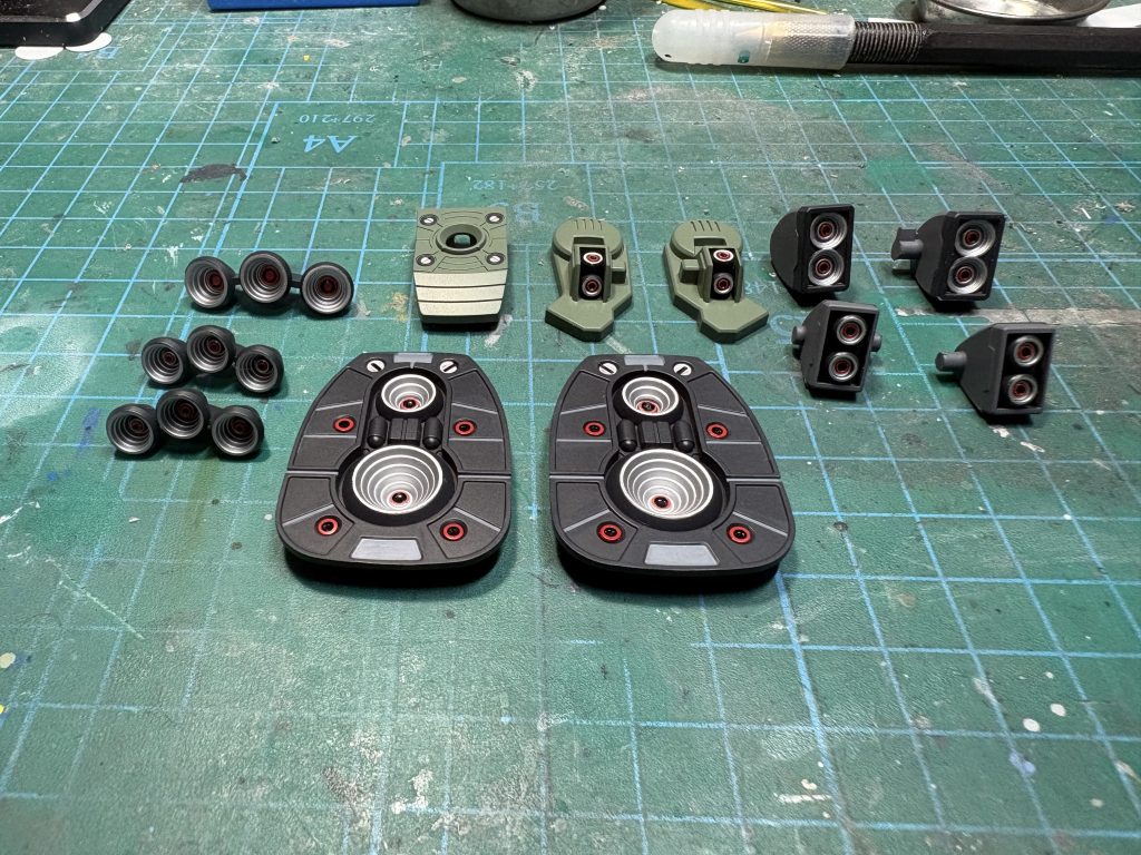 足裏やバックパック等のスラスターはコトブキヤのMSGの物を使用し塗装して埋め込みしました &nbsp; &nbsp; &nbsp;使い勝手がとても良いのでオススメです✌️