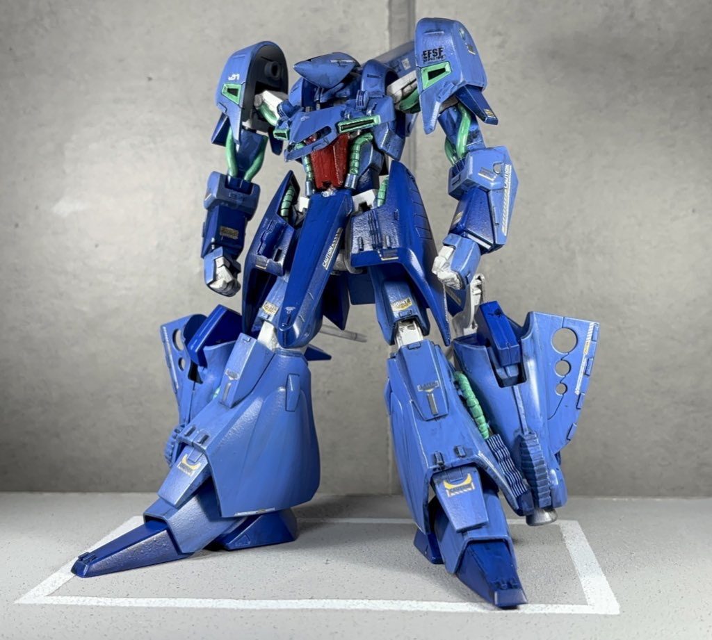 MS形態にも変形可能。ティターンズ解体の際に、僅かに生産されたギャプランとハンブラビが地球連邦軍の試験基地に流れ、可変MSの試験機として改修・複合されたという設定です。