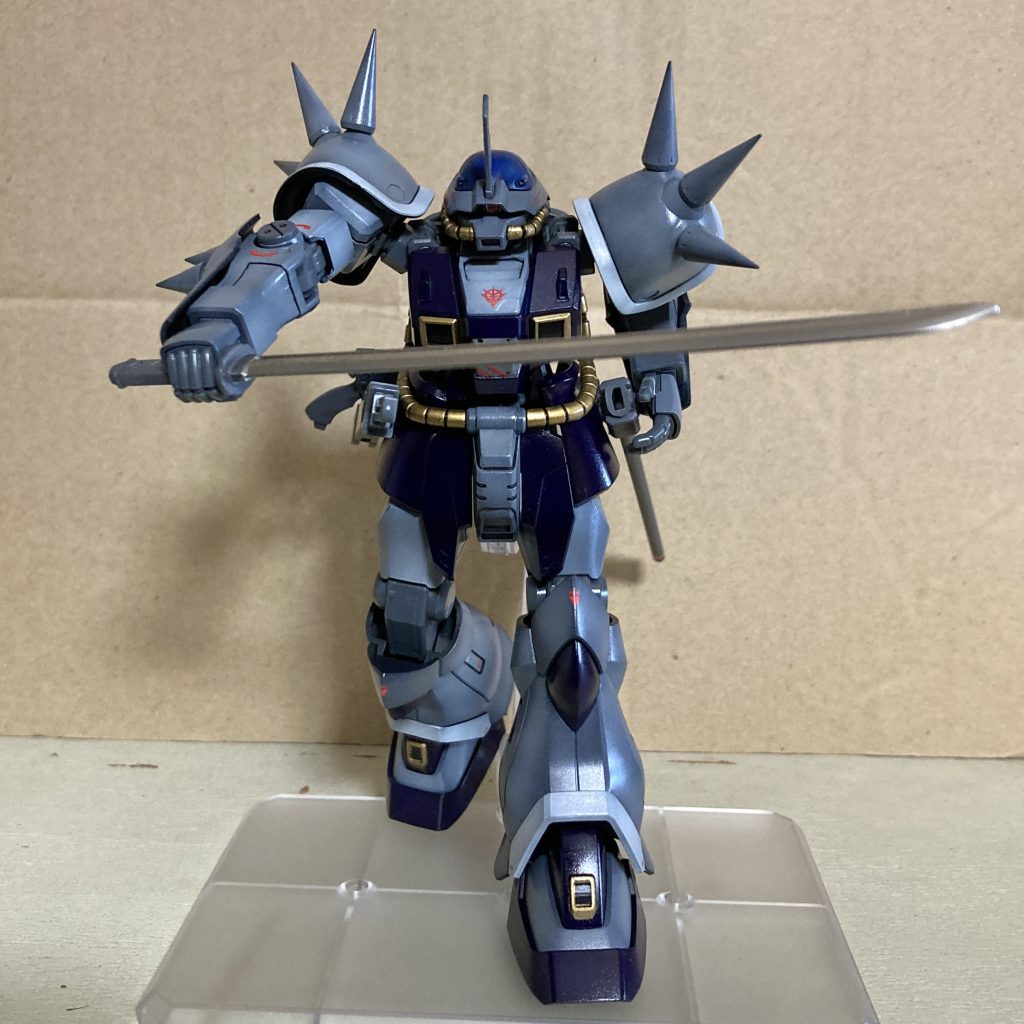 カスタマイズの内容は・各部スパイクを「ビルダーズパーツHD」に変更。・ブレードアンテナを「ビルダーズパーツHD」に変更。・モノアイは「ハイキューパーツ」の金属土台にクリアパーツを使用。・刀は30MM、M.S.Gを使用。・カラーリングはリアルタイプカラーを意識。