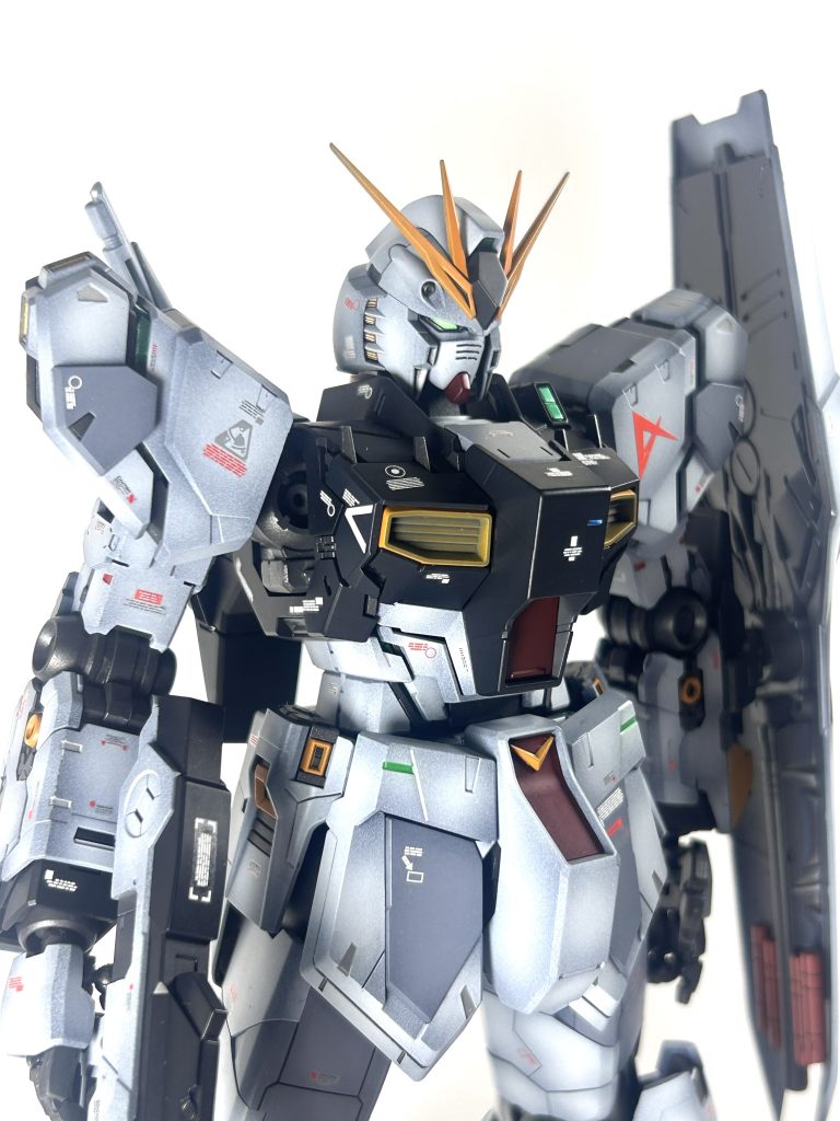 ダークネイビーの外装の色味は悩みました。ほぼ黒なんですけど、本物の黒と並べると気持ち明るくて僅かに青いみたいな。