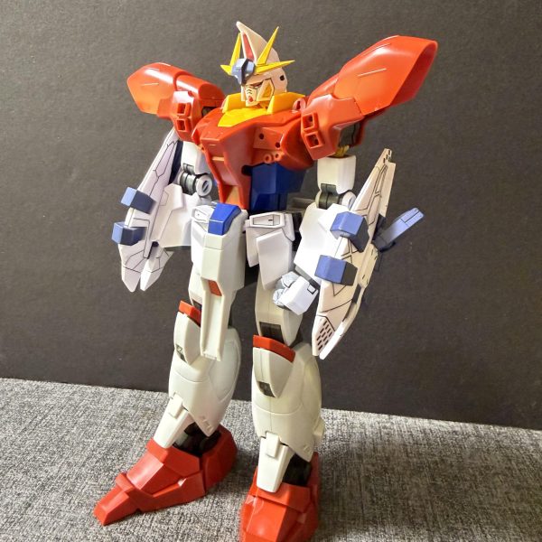 アルケイデスガンダムの開発と並行して開発しています！こっちはアナハイムエレクトロニクス社を見限った地球連邦政府がクスィーに敗れたオデュッセウスガンダムをサナリィとブッホエアロダイナミクス社に改修を依頼したら、、という設定で作成しています！イメージとしてはサナリィのf90に繋がるようにしつつもところどころにブッホ製MSのエッセンスを加えたデザインを目指しています！ブッホとサナリィ、コスモバビロニア建国戦争では敵対組織でしたが強大な軍事企業、アナハイムエレクトロニクス社に立ち向かうために手を組んだ。最高に燃えますよね！本体は見ての通りミキシング祭りとなっています笑サイズはオデュッセウスガンダムと同じ全高のMSの予定です！（2枚目）