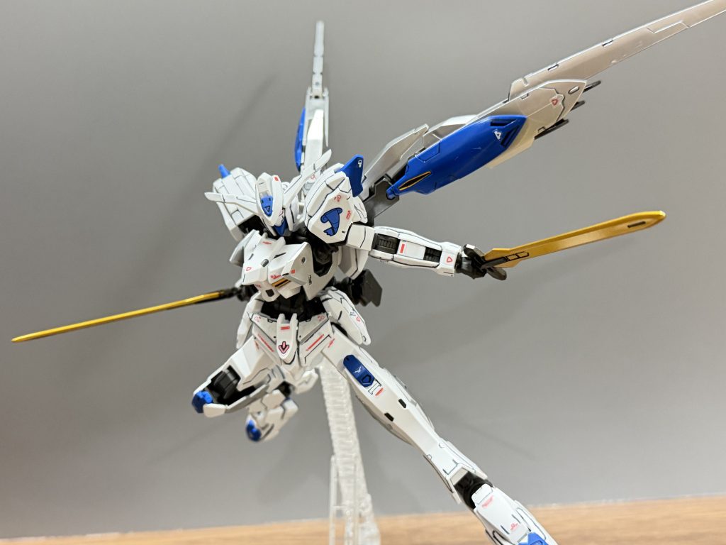 あまりにも白いのでどうするか悩んだけどちょいちょいシルバーにしてデカール貼りましたあと青も濃くしてます