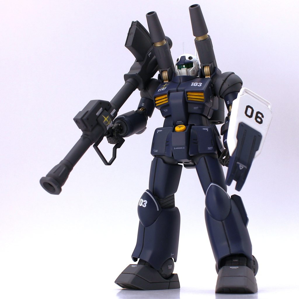 肩部、バックパック、頭部、膝関節の合わせ目消しをしました。後ハメ加工が必要なのは肩部のみで、そもそもの機体デザインも有利に働いているとは思いますが、シンプルで組みやすい構造に感服しました。各部可動範囲もかなり広いので、素組みで塗装剥がれを気にせずグリグリ色んなポーズ付けて遊ぶのも楽しそうだなと思いました。