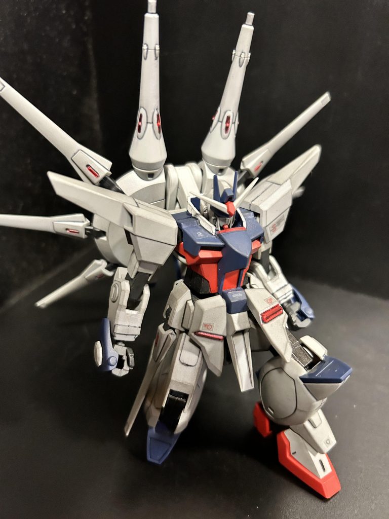 まず関節ですよね。とにかくちょっとでも可動域を増やそう、だが、大幅な改修はやりたくないんで、とにかく削りたおしました。股関節はボールジョイントの部分を旧HGストライクのをくっつけたら少し広がりました。そして背がちょっと伸びました。どうにか膝立ち、正座できます。