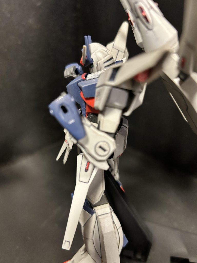 腕もゴリゴリ削ってこんくらいまで。腕の軸の可動域も削って増やしてます。