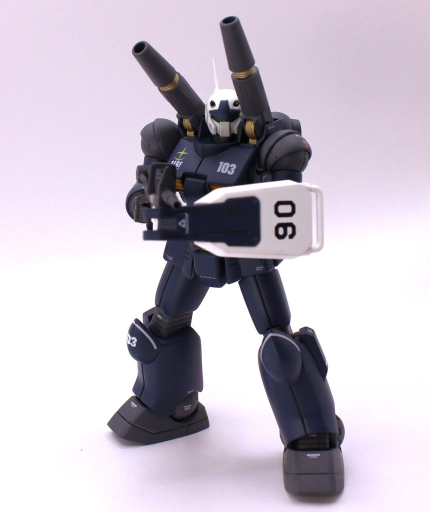 ビームライフルよりも射程距離は短くなり、かつ陸上戦闘は空間戦闘に比べて2次元的な射線管理となる為、機動力を一定犠牲にしてシールドを装備する事で効果的に耐弾性を高めています。