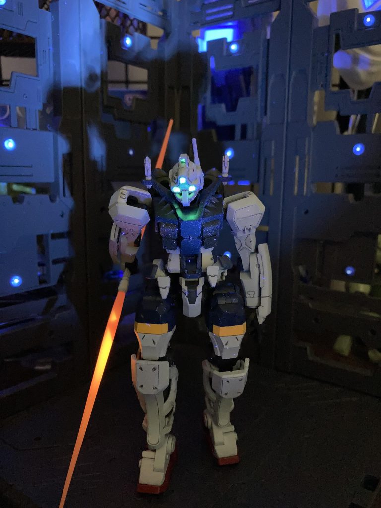 蛍光塗料で目が光ります！