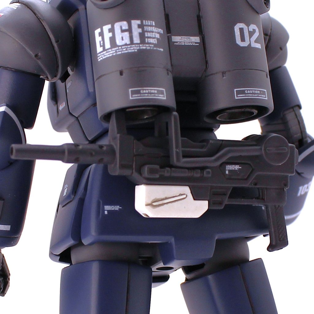 100mmマシンガンは磁石を埋め込み、機体の腰部後部装甲の裏にも磁石を貼り、マウントできるようにしました。シールドも基部に磁石設置、左前腕に一度穴を空け磁石を埋め込み着脱できるようにしました。