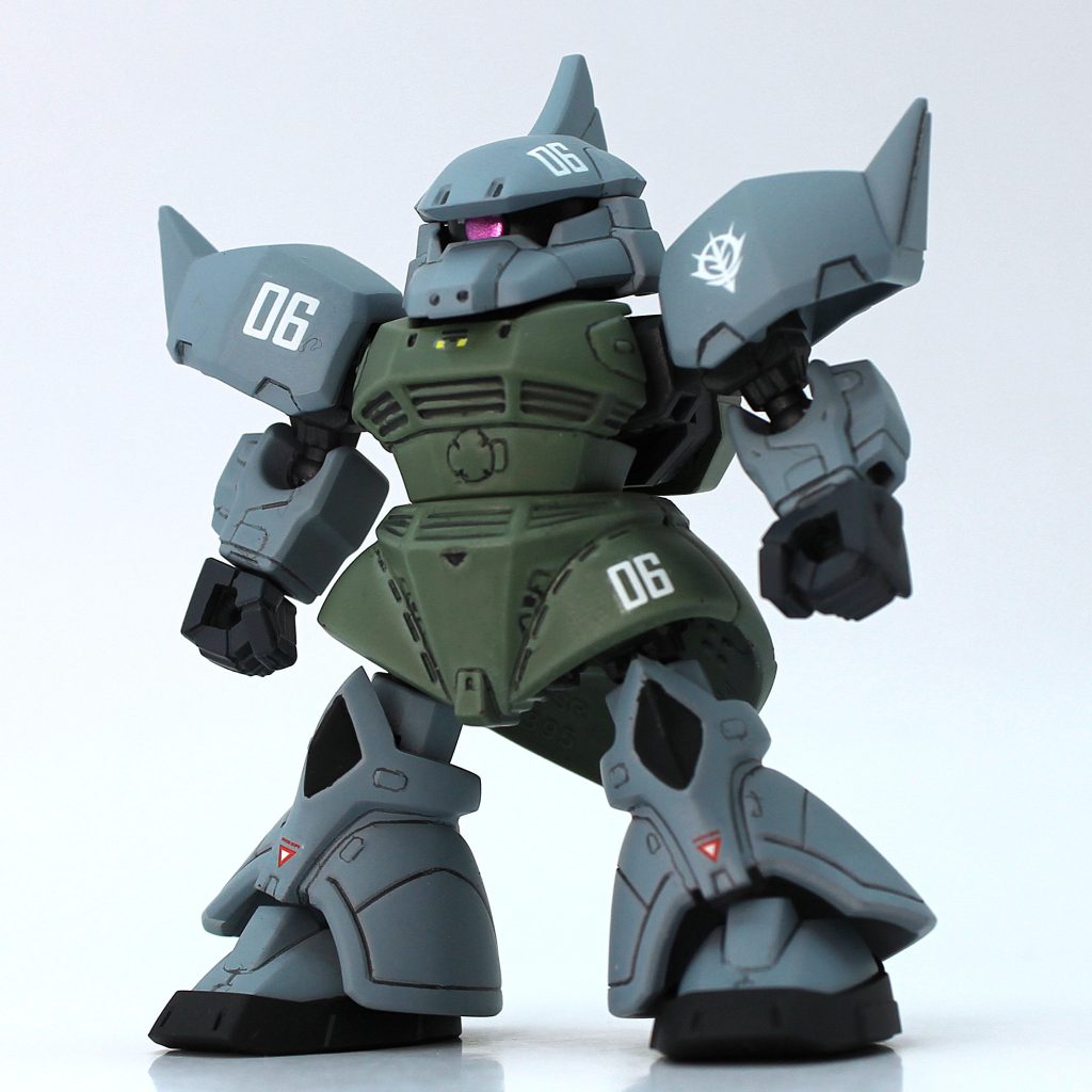 アンテナ部削除、脚部合わせ目消し程度で仕上げようと思っていたのですが、想像以上に出来が良かったので前腕の肉抜き穴埋めやライフルの余肉削除＆砲口開口、足裏のディテールアップ等を行いました。