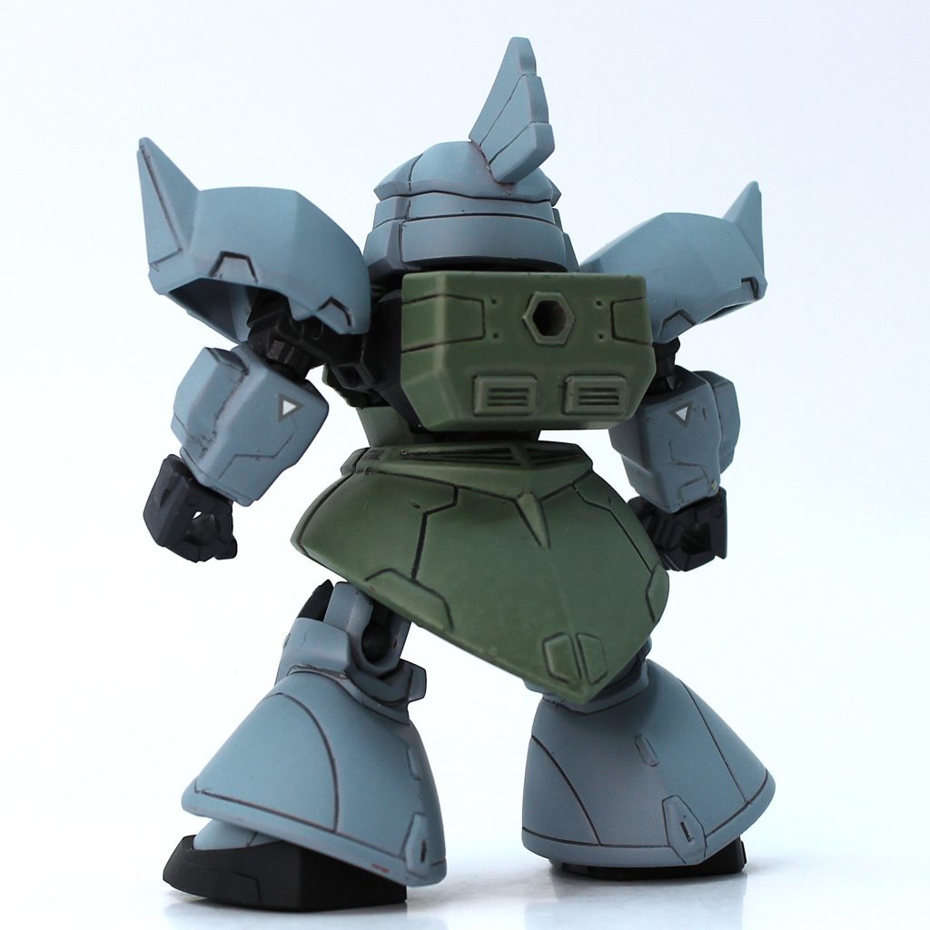 そもそもSD、スーパーディフォルメなので、細かい事が気にならなくて気軽に触れるのが良いですね。スジやちょっとしたディテールはいい感じの密度で入っているので、成形色では足りない部分を塗ってスミ入れ+トップコートするだけでも化けますね。