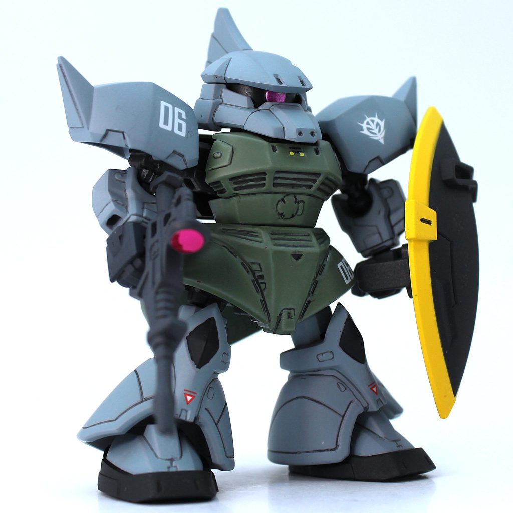 ビームライフルはサイト部の凸を削り取り、丸いメタリックシールを貼りました。サイトと本体を繋ぐパイプ部の隙間が埋まっていたので抜いたのと、砲口をピンバイスで空けました。