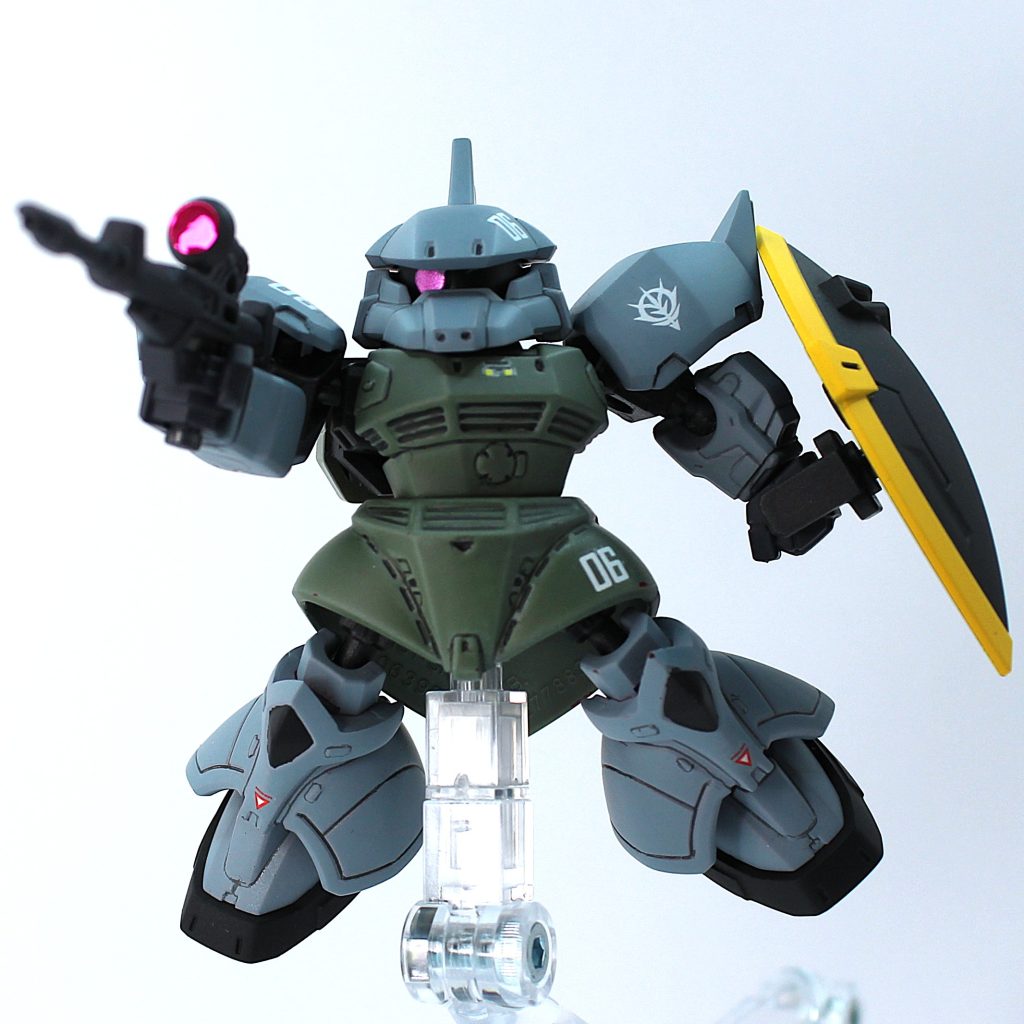 可動範囲はゲルググは不利な造形だと思いますが、まあ必要十分な範囲だと思います。モノアイが動くのは個人的にかなりポイント高いです。