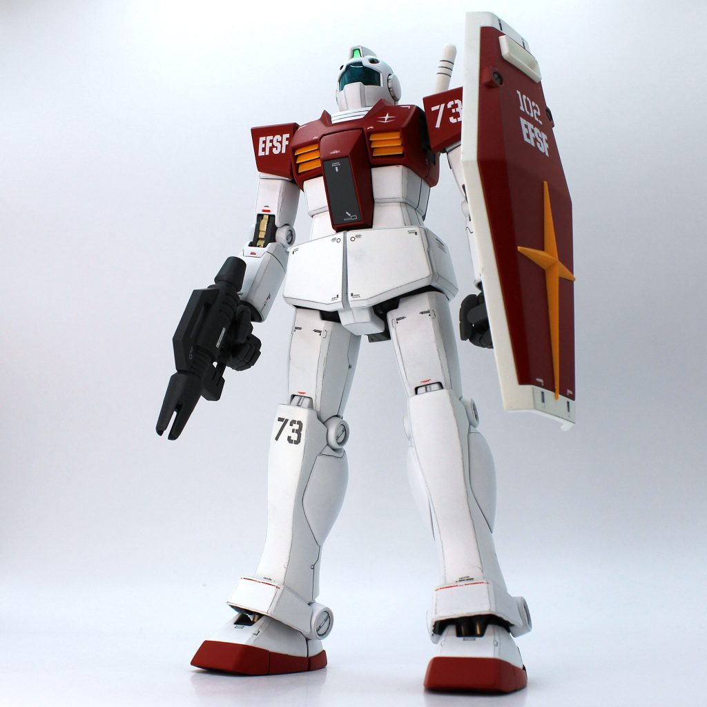 ジムの装甲は白が好きなので、グレーサフ+白塗装で塗り替えました。白塗料はアサヒペンのクリエイティブカラー マットホワイトです。大容量安価で、隠蔽が強いのにミストが細かくコントロールしやすく、色味さえOKならば現在私が知る最強の白スプレーだと思います。