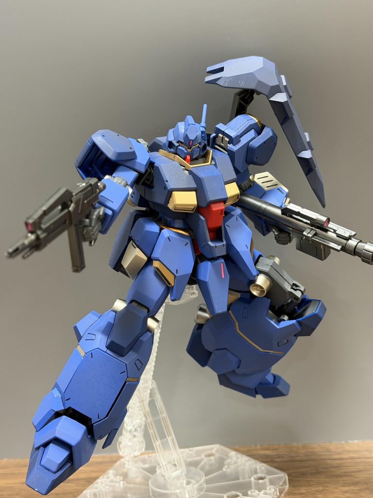 青ベースの機体ですが水色っぽい青が気になったので濃い目の青で塗装しました元々の濃い青は真っ黒にならないようにあんまに色の差がなくなってしまったがこっちのが僕的には好みです