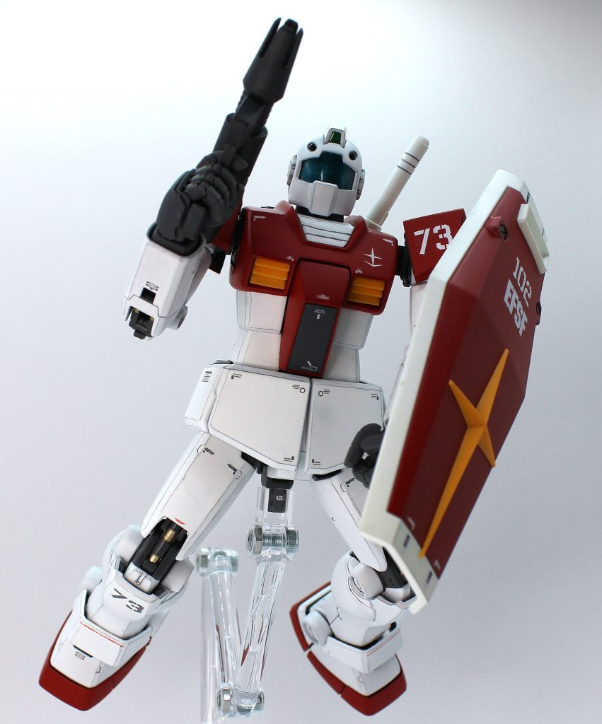 バイザーは成形色は淡い黄色なので、クリアイエローとクリアブルーのスプレー重ね吹きで着色しました。ちょっと青が強すぎましたが、修正でドツボにハマるのは嫌なので妥協しました。バイザーは成形色でもっと濃い緑にすべきだと昔から思ってるんですが、無塗装でも最低限サマになり、かつ塗装したい向きにも邪魔にならないレベルの薄さで配慮した、とかなんですかね。MGジム1.0の方も成形色透明なので、完全素組み派には若干厳しい仕様ですよね。