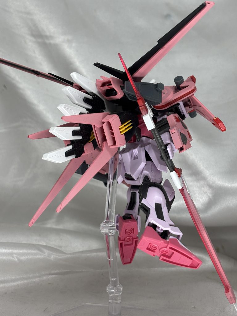 意外に背面がかっこいい。情報量もりもり背面いいですよね。