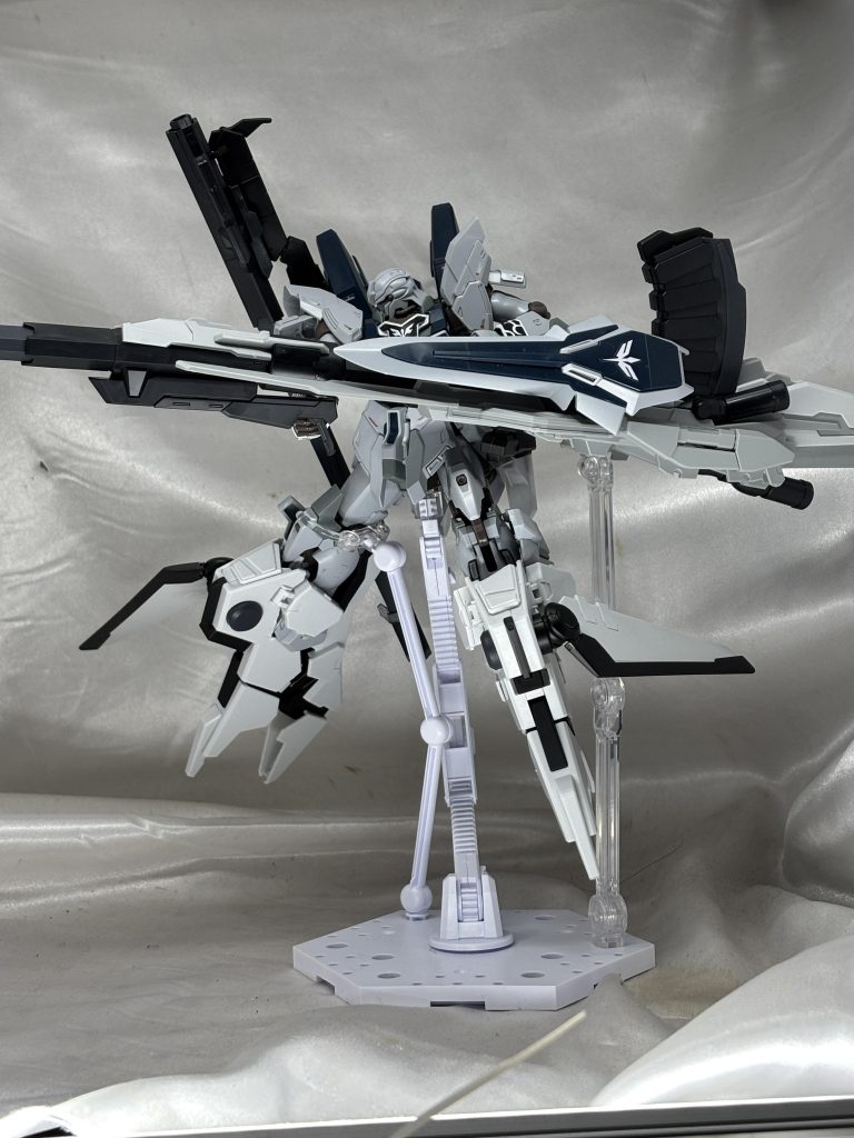 本当に無理やり接続してるんで胸周りの追加装備は全く使ってません。色もシナンジュに合わせています。