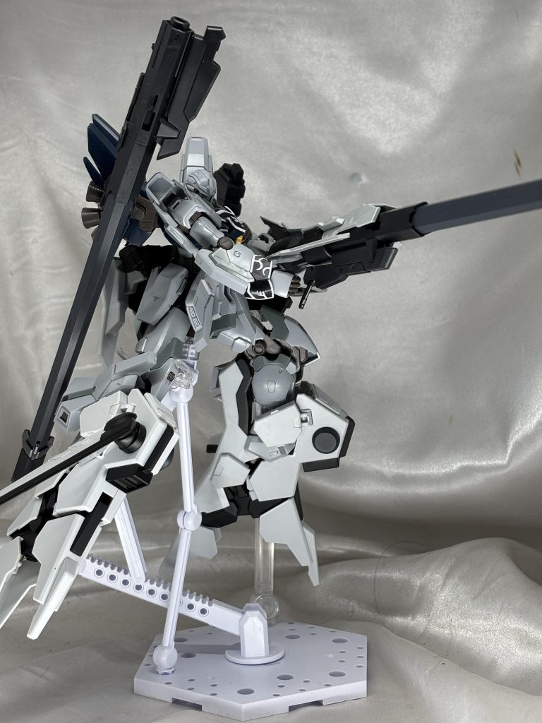 足パーツは従来のゼウスと前後を逆にしシルエットを微妙に変えています。