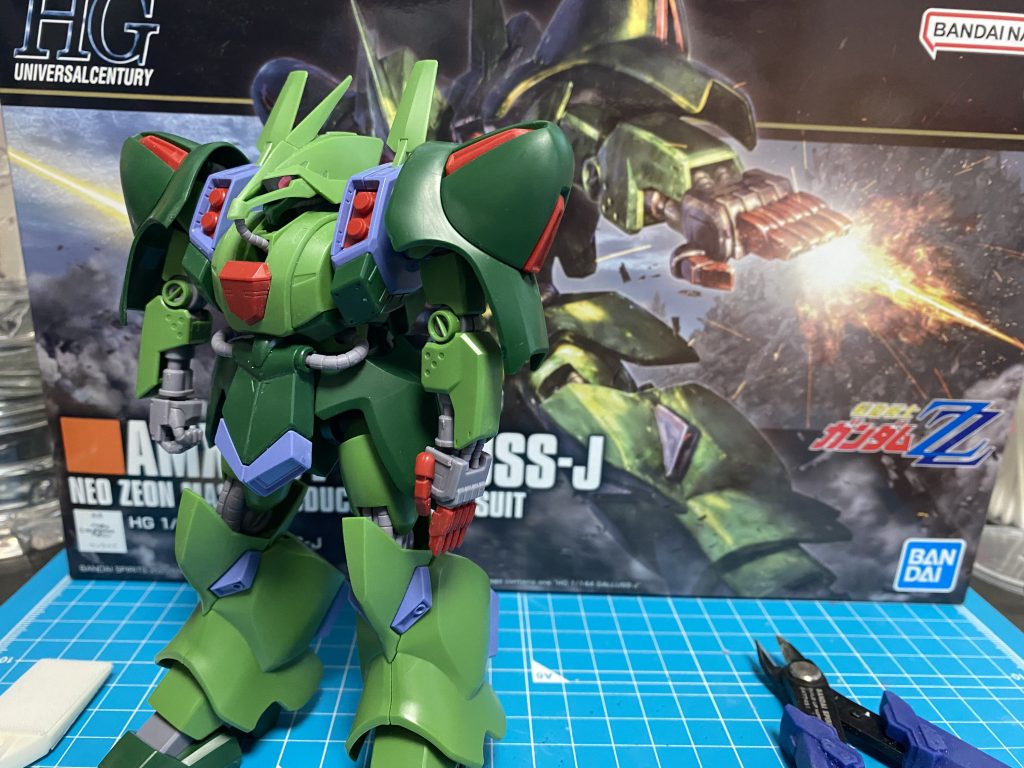 まずは、素組みでガルスJの新HGは去年発売されたのもありクオリティ高い仕上がりになってます🫢ガンプラの進化に驚き‼️素組みだけでもじゅうぶんカッチョいい〜ガルスJのパイロットであるマシュマーセロのセリフで言うなら「力強さの中にも優美さと気品を失わない… いいMSだ。まるでこのバラのように…」