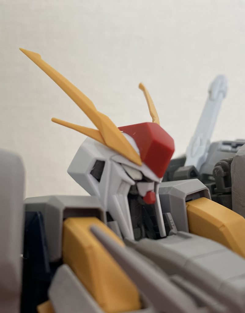 目まわりを広げてプラ板で目を作成取り付け