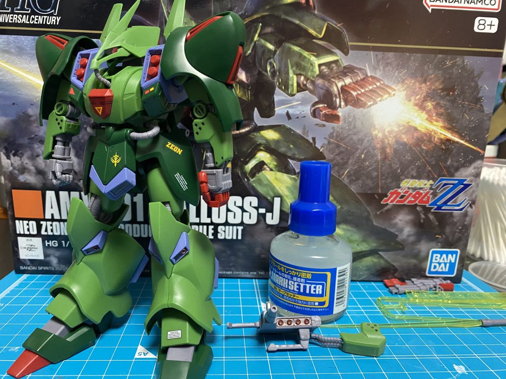 素組みから墨入れ、部分塗装後に、デカール貼ってみたよ!!上手く出来たと思うけど、どうかしら(zaku-kao4)❓初めてなんで、あんまり貼りませんでしたがよりカッチョ良くなった気がします(zaku-kao5)デカール貼り良いですね🙆これから率先して取り入れて行こうと思いました。ガルスJのパイロットであるマシュマーセロのセリフで言うなら「力強さの中にも優美さと気品を失わない… いいMSだ。まるでこのバラのように…」大事な事なので2回言いましたw