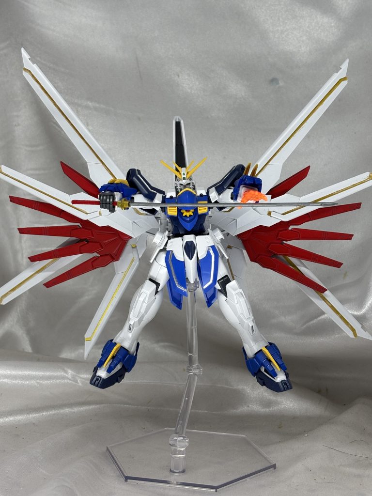 ゴッドフィンガーで刀を握るのではなく、ゴッドフィンガーで刀身に触れて刀を赤熱化するイメージです。背中の翼はマイティストフリと同じにするとやや上気味なので、バックパックの基部を上下逆にすることで高さを調整しました。