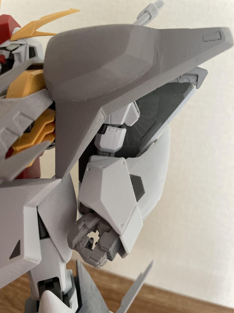 ショルダーをパテで造形腕を短くして手をパテで大きく